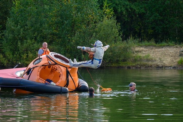 Тренировка космонавтов по действиям после посадки на воду в Ногинском спасательном центре МЧС России