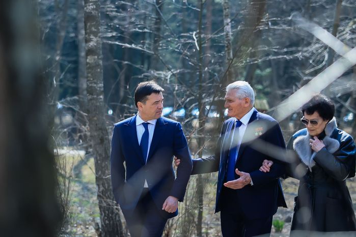 Посещение губернатором космонавта первого отряда
