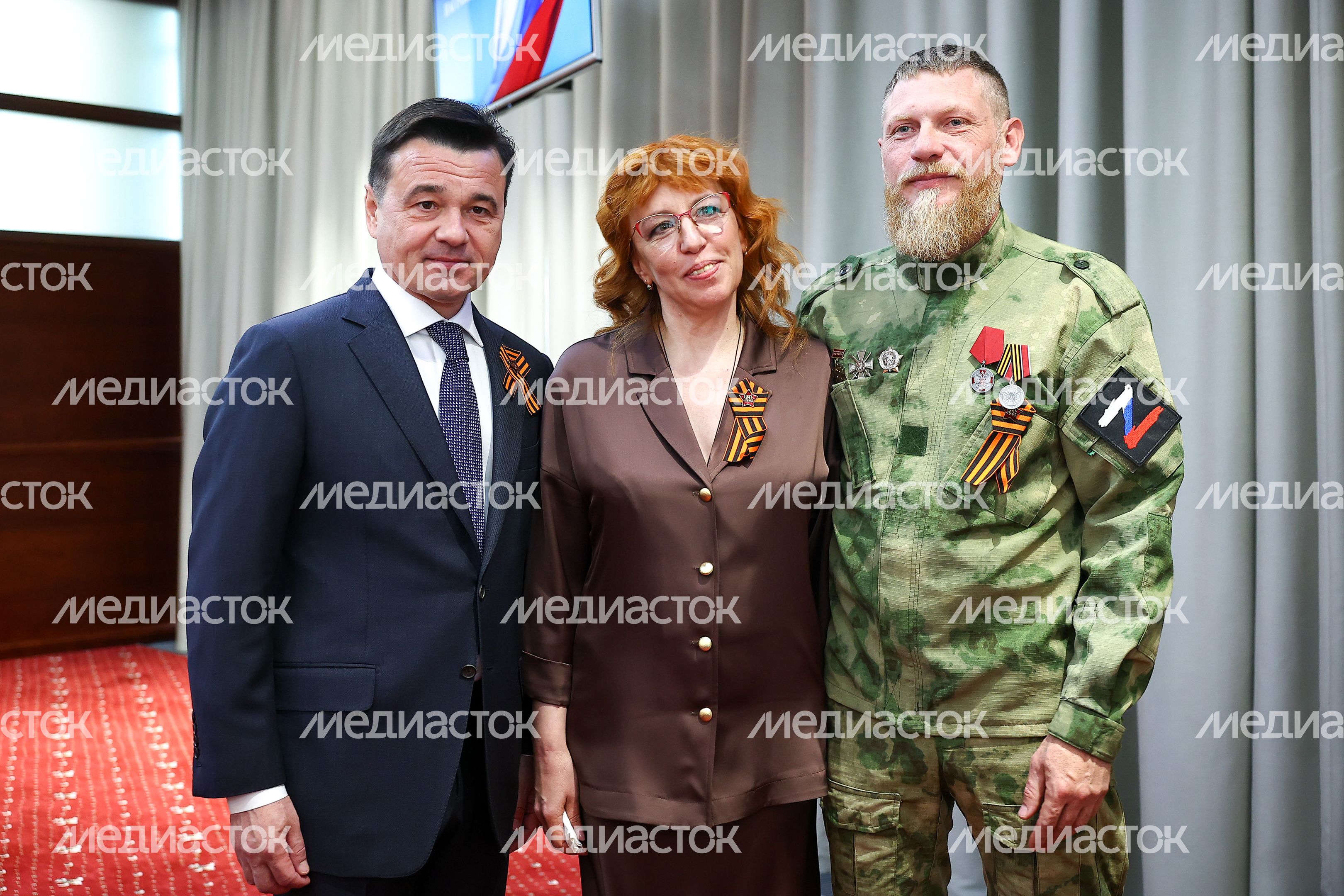 Губернатор вручил государственные награды добровольцам отряда БАРС