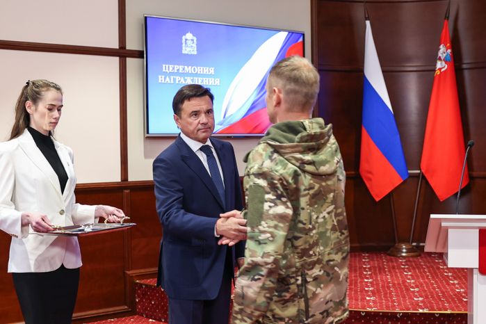 Андрей Воробьев вручил госнаграды добровольцам подразделения БАРС