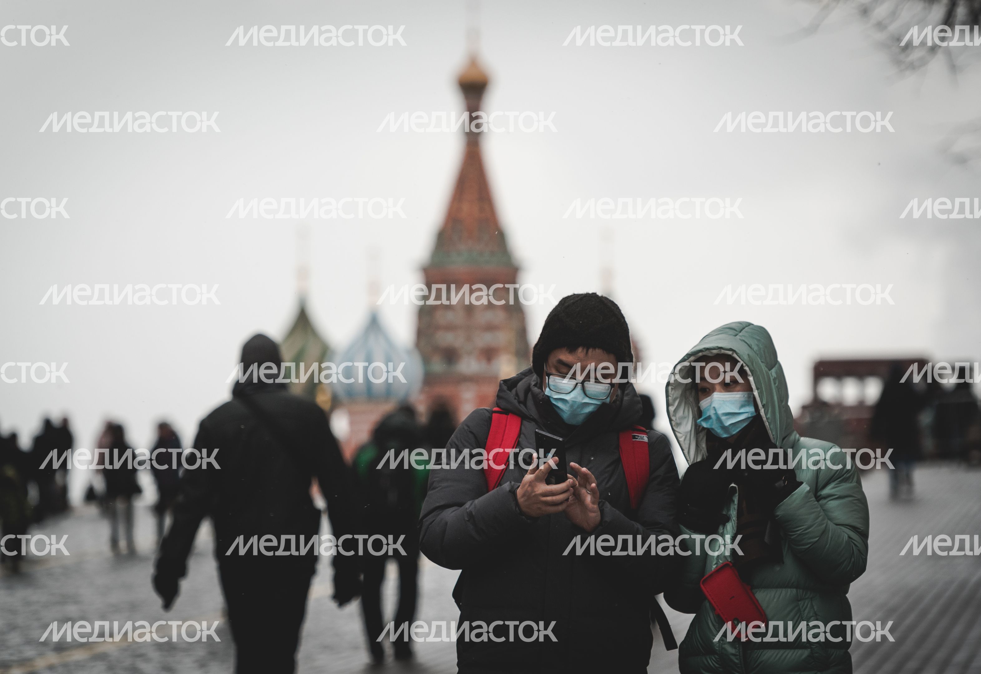 Люди в масках в период эпидемии коронавируса