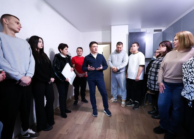 Андрей Воробьев навестил волоколамских новоселов, переехавших из аварийного жилья