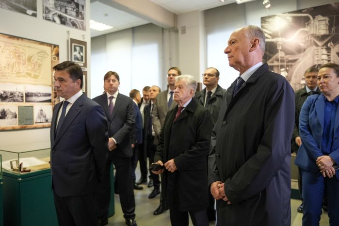 Андрей Воробьев, Николай Патрушев и Игорь Щёголев посетили музей Коломенского завода