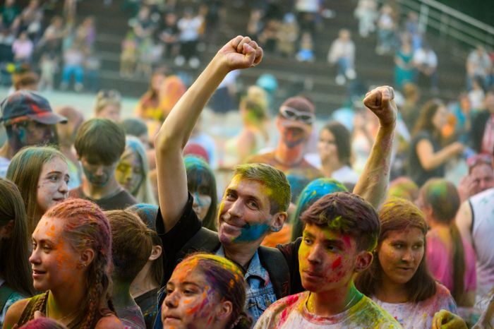 Фестиваль красок Holi Dance в Наташинском парке в Люберцах