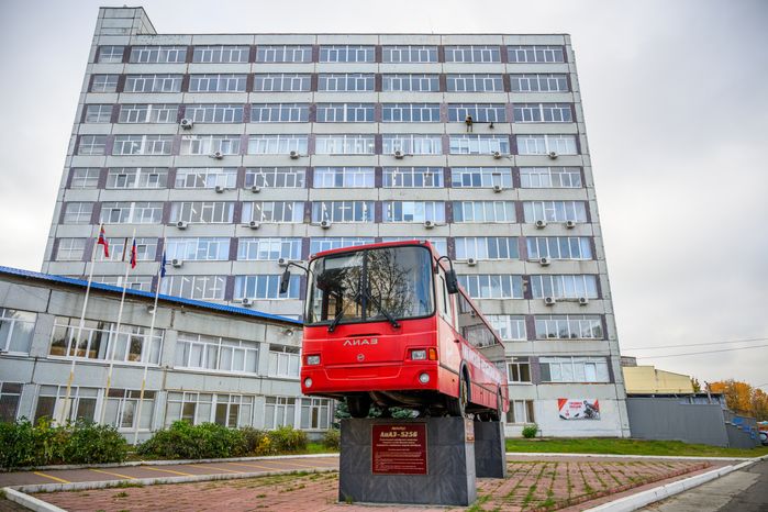 Автобус ЛиАЗ‑5256 у проходной завода ЛиАЗ в Ликино‑Дулево