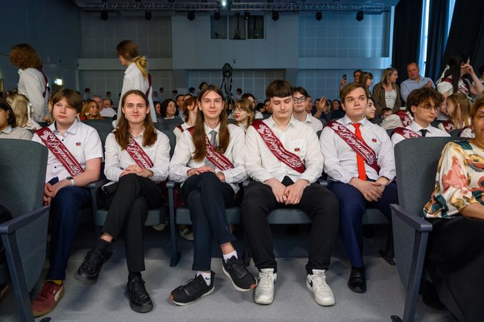 Последний звонок в гимназии №41 - корпусе «Феникс» в ЖК «Жулебино парк» города Люберцы