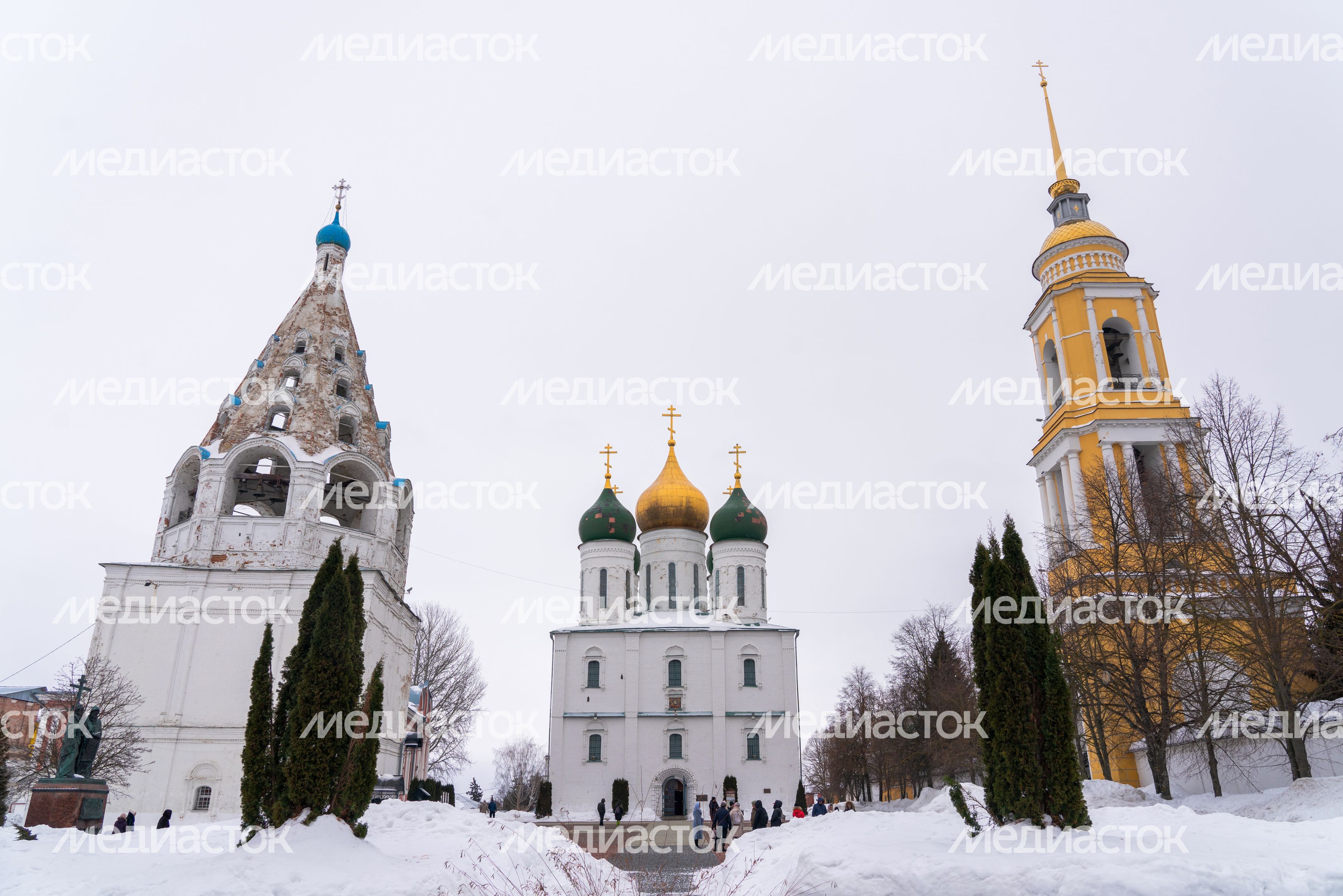 Русские православные церкви на Соборной площади Коломны Русские православные церкви на Соборной площади Коломны