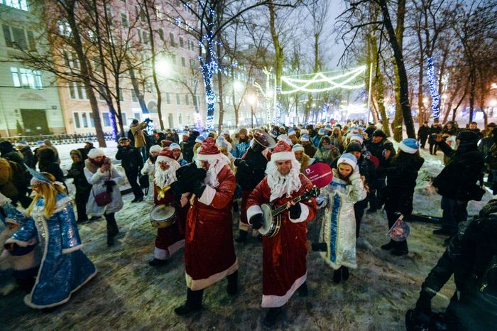 Парад Снегурочек в Москве