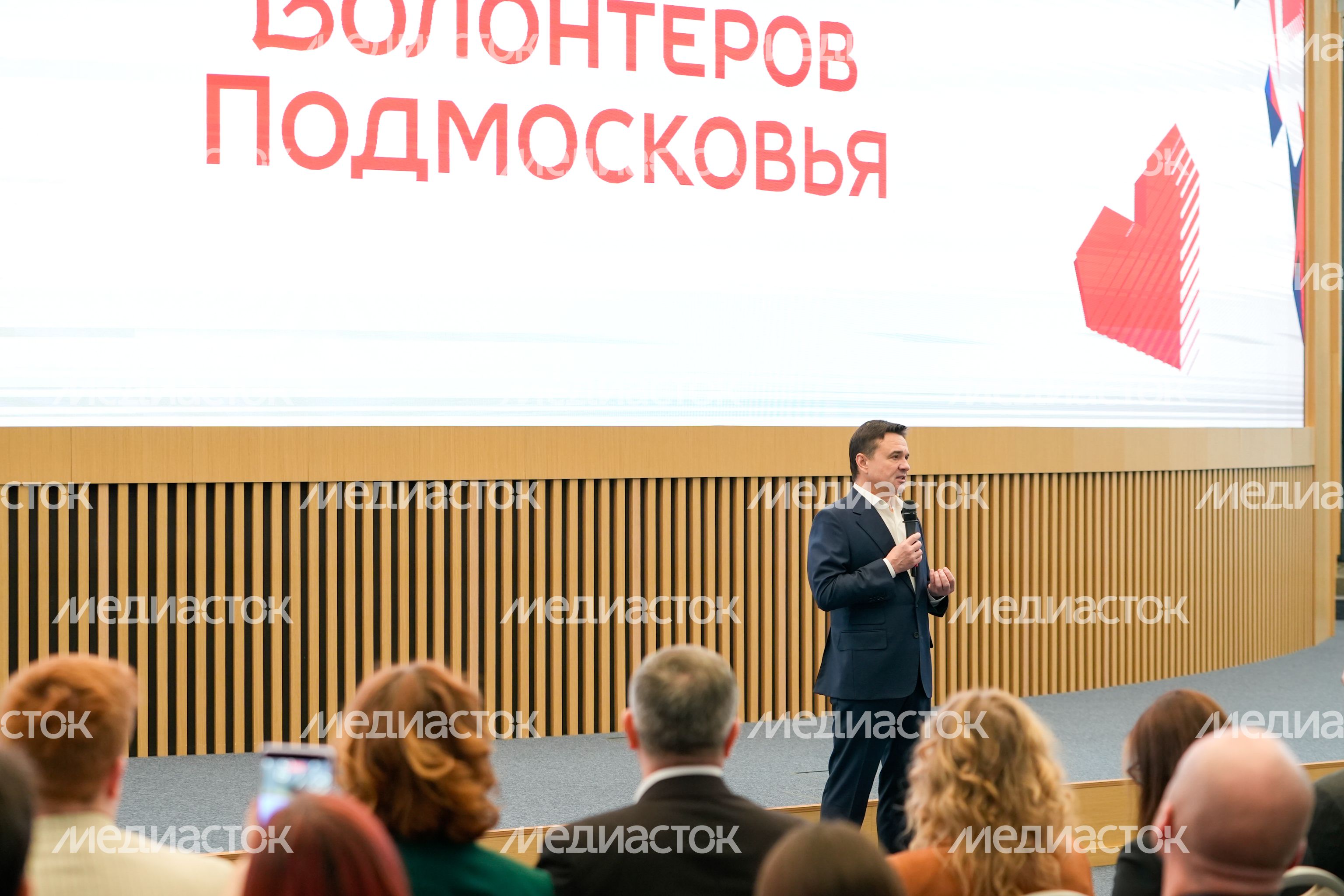 Андрей Воробьев поблагодарил волонтеров за добрые дела и вручил областные награды