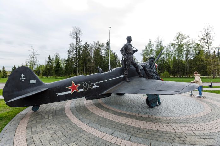 Скульптура «Союзники. Полк Нормандия-Неман» на аллее Союзников в Центральном парке «Патриот» Одинцовского округа