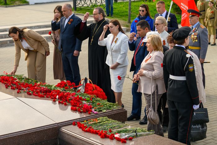 Возложение цветов к мемориалу в Дмитровском округе в преддверие Дня Победы