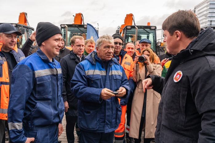 Ключи механизаторам были торжественно вручены Владиславом Мурашовым