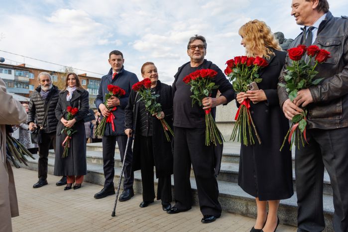 Открытие Международного кинофестиваля «17 мгновений…» у памятника Вячеславу Тихонову в Павловском Посаде