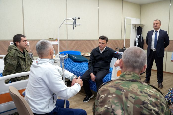 Андрей Воробьев навестил бойцов СВО в санатории "Солнечногорский"