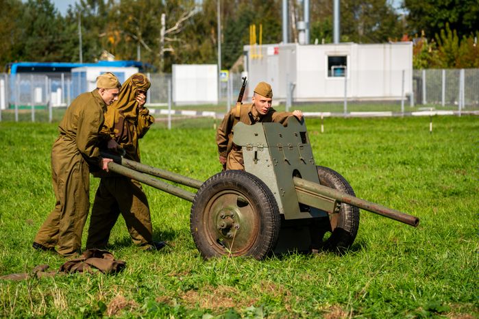 Солдаты разворачивают пушку в военно-исторической реконструкции Битвы за Москву