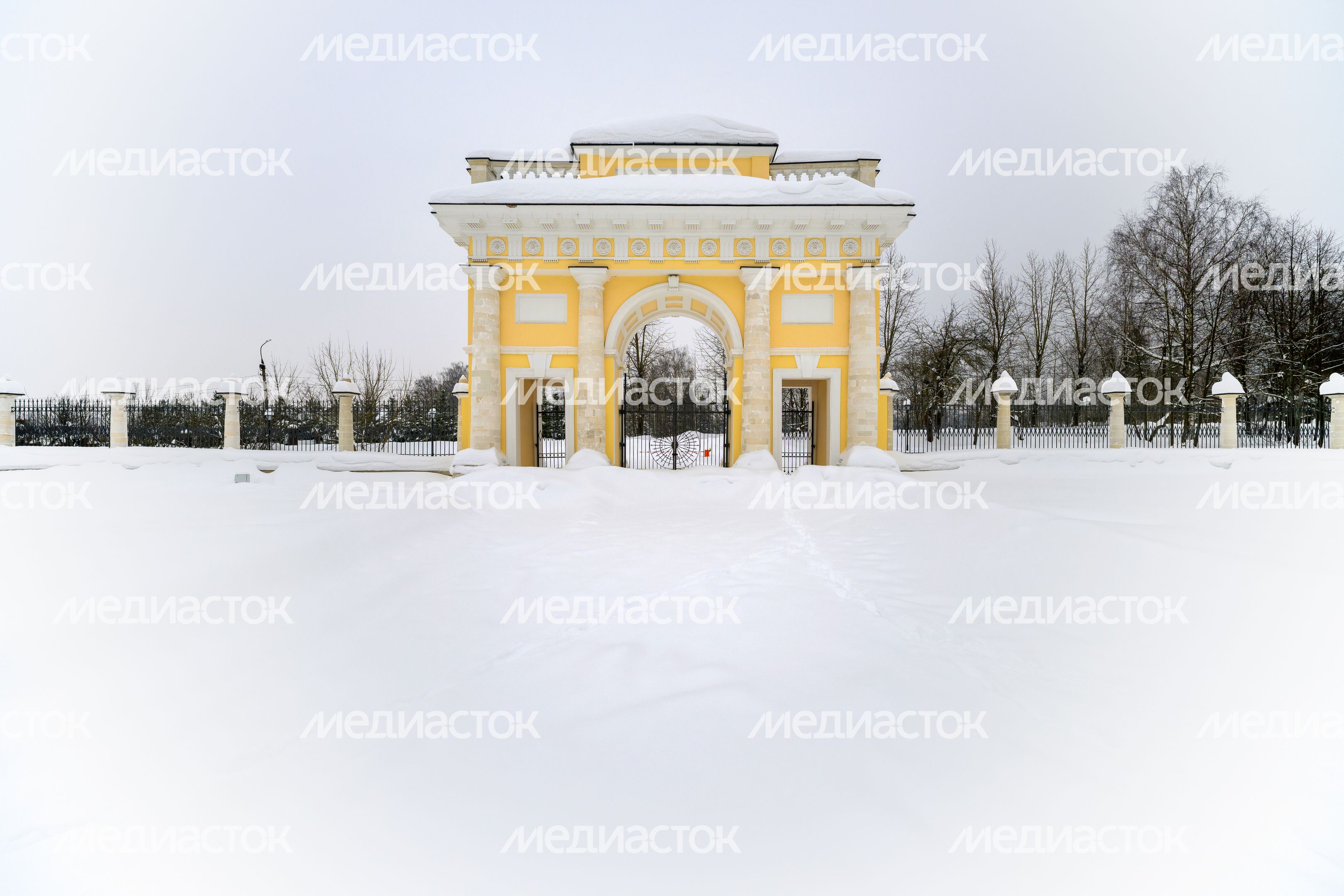 Отреставрированная триумфальная арка на территории усадьбы Гребнево зимой в Щелково Отреставрированная триумфальная арка на территории усадьбы Гребнево зимой в Щелково