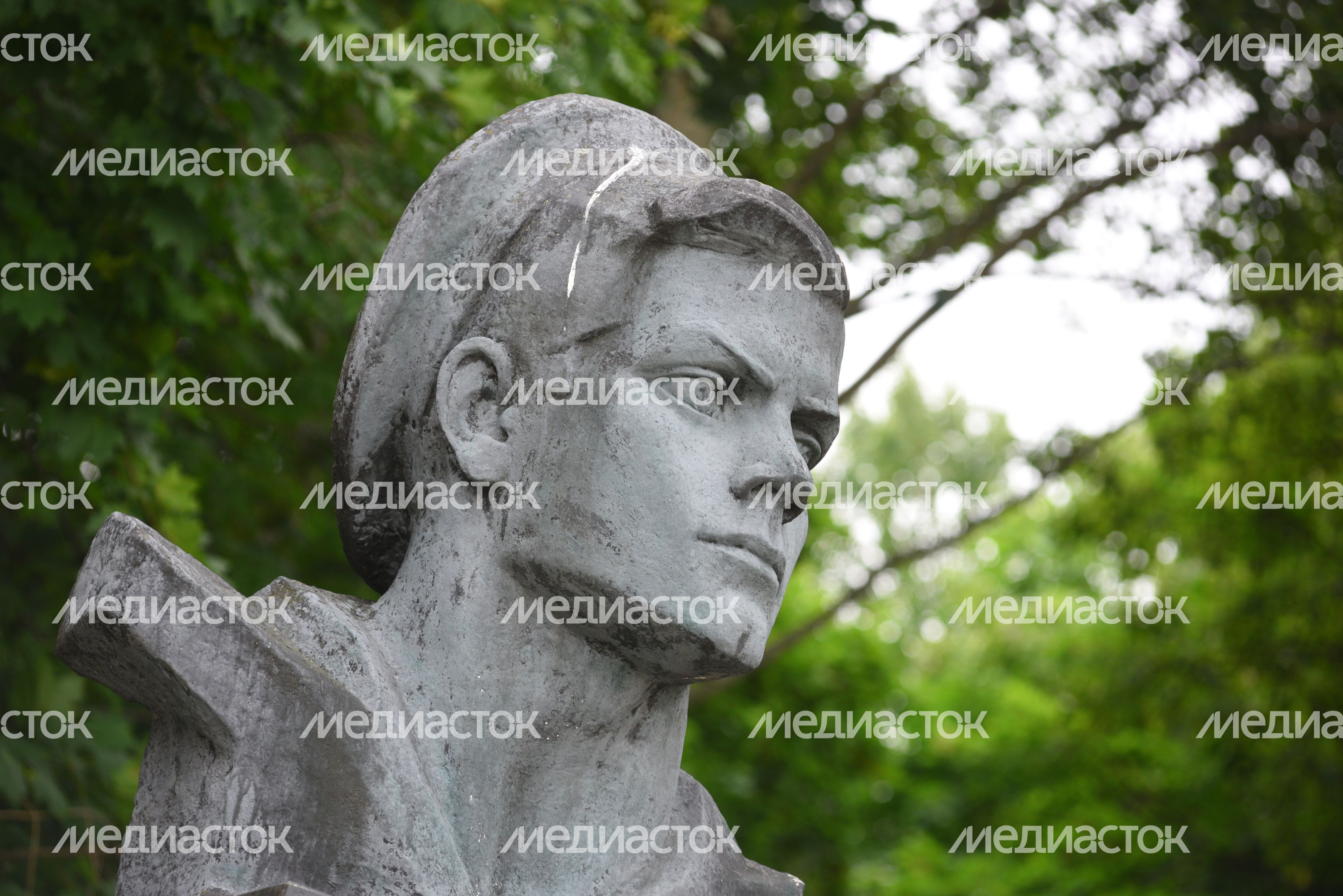 Памятник матросу Анатолию Железнякову в Долгопрудном