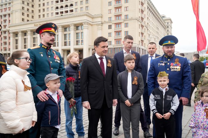 Андрей Воробьев вместе с героями СВО и детьми возложил цветы к Вечному огню у стен Кремля