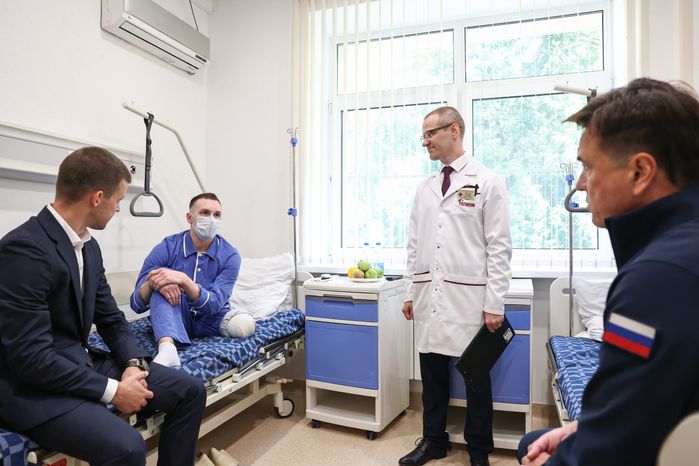 Андрей Воробьев навестил бойцов в госпитале Росгвардии в Балашихе