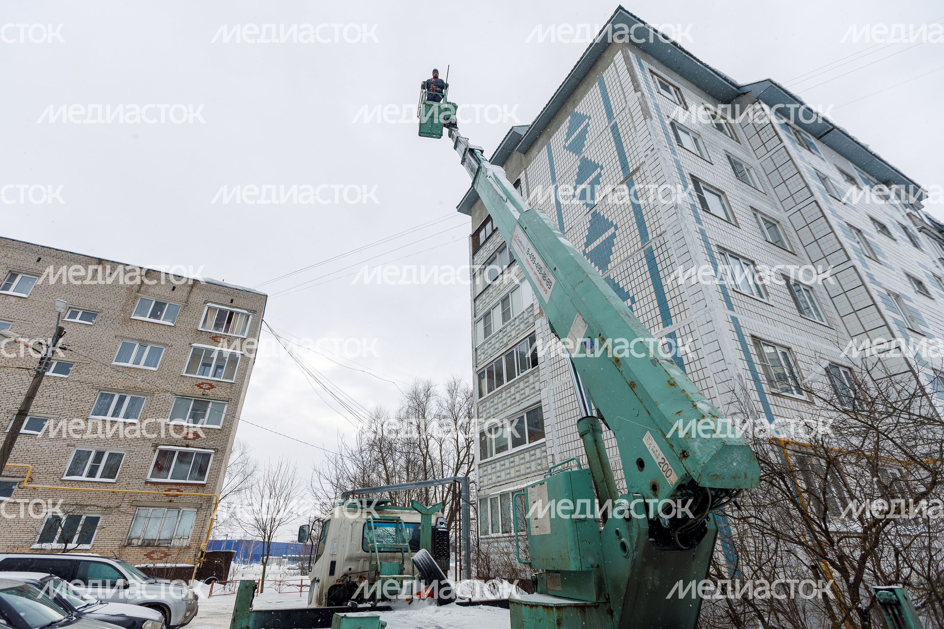 Очистка крыши многоквартирного дома на улице Чайковского в Лобне от сосулек Очистка крыши многоквартирного дома на улице Чайковского в Лобне от сосулек