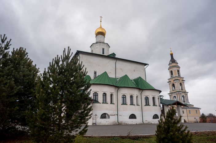 Осенние виды Богоявленского Старо-Голутвина мужского монастыря