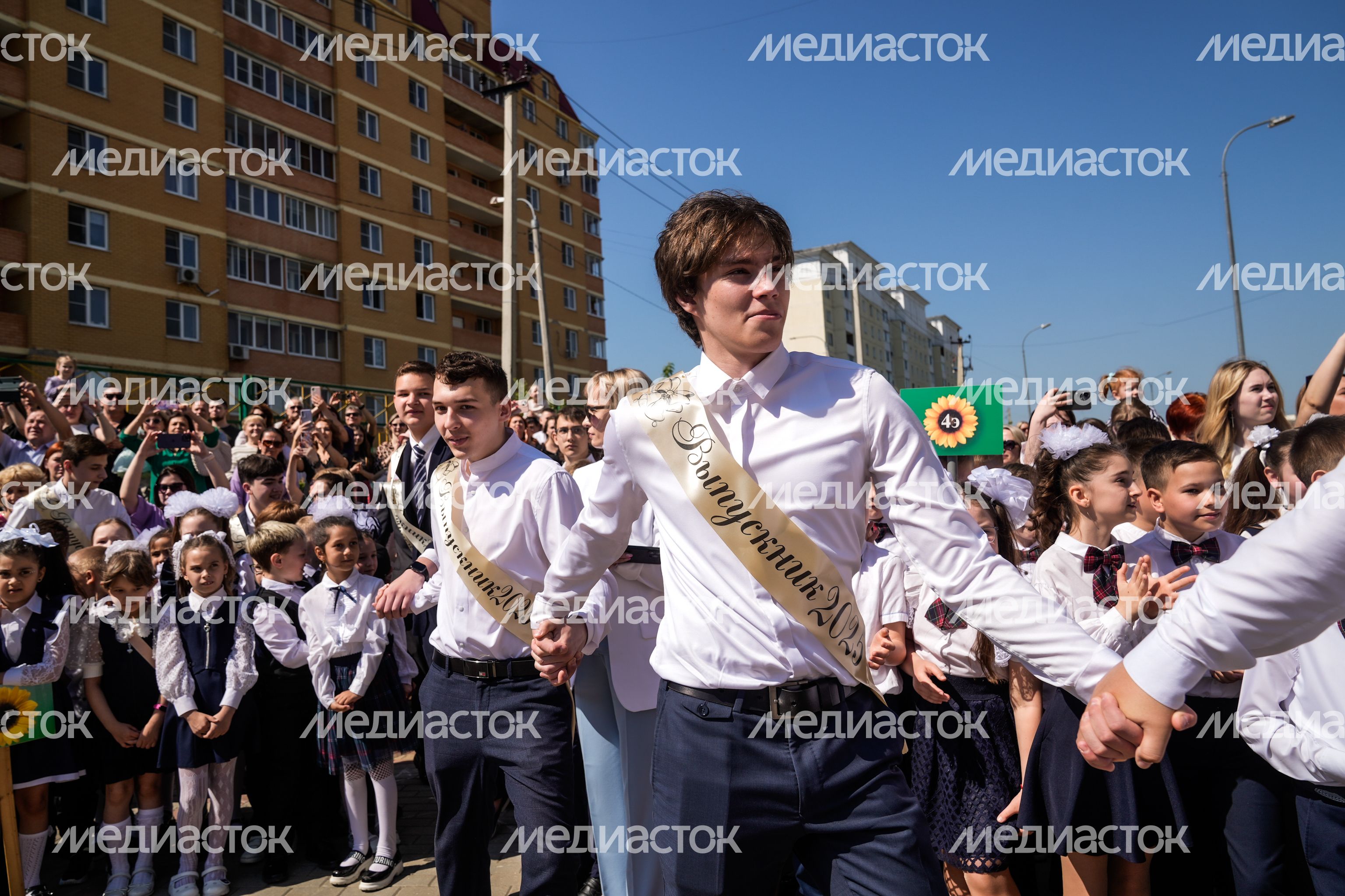 Последний звонок в Наро-Фоминской СОШ №4 имени генерал-майора В.В. Завадского Последний звонок в Наро-Фоминской СОШ №4 имени генерал-майора В.В. Завадского