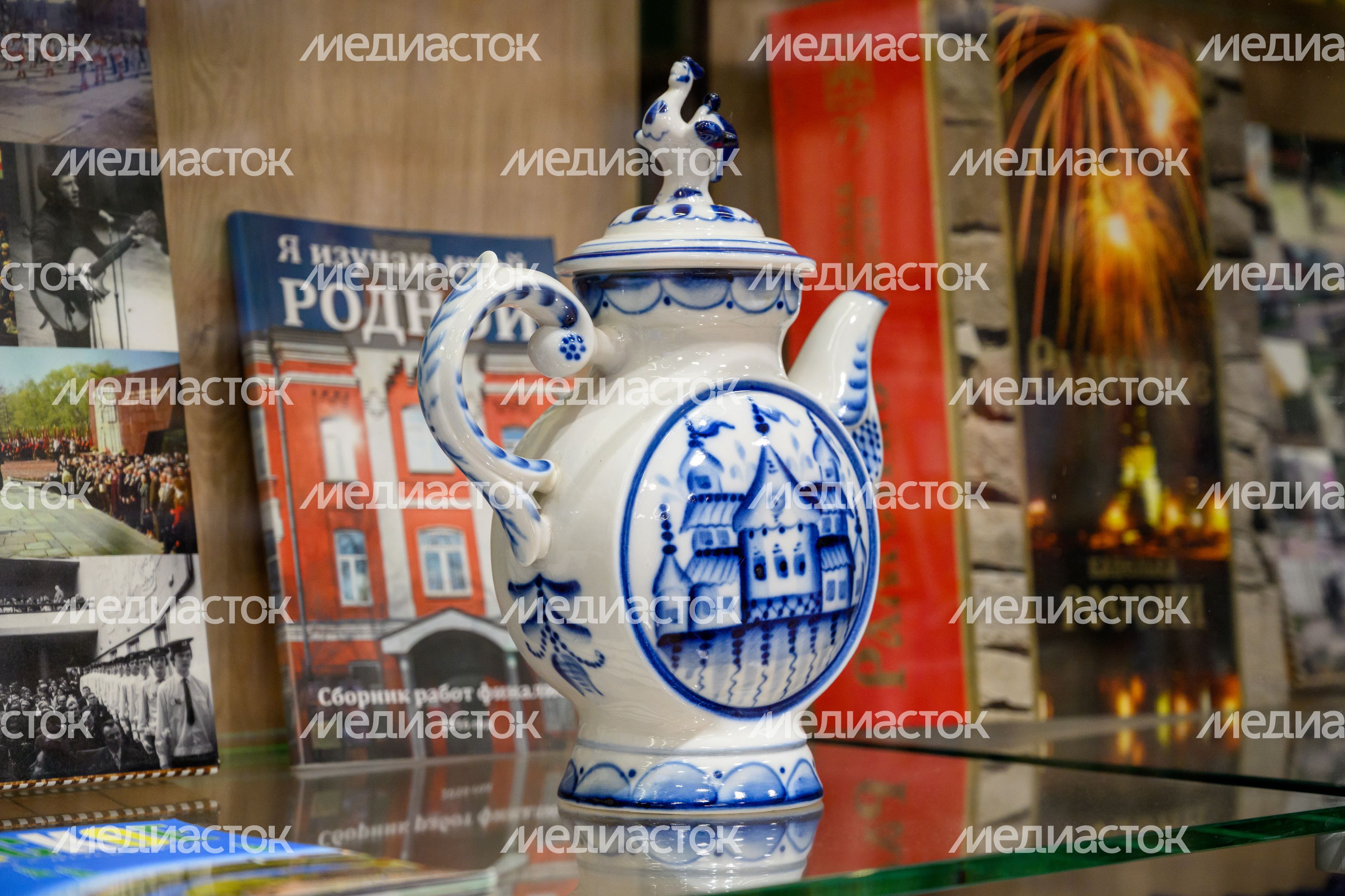 Изделия местных мастеров в технике гжель в обновленной Центральной библиотеке имени А.С. Пушкина в Раменском Изделия местных мастеров в технике гжель в обновленной Центральной библиотеке имени А.С. Пушкина в Раменском