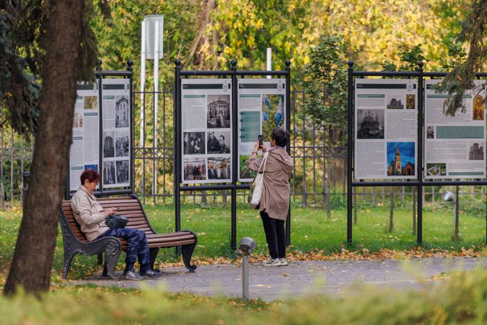 Парк на территории усадьбы Белая дача в Котельниках осенью