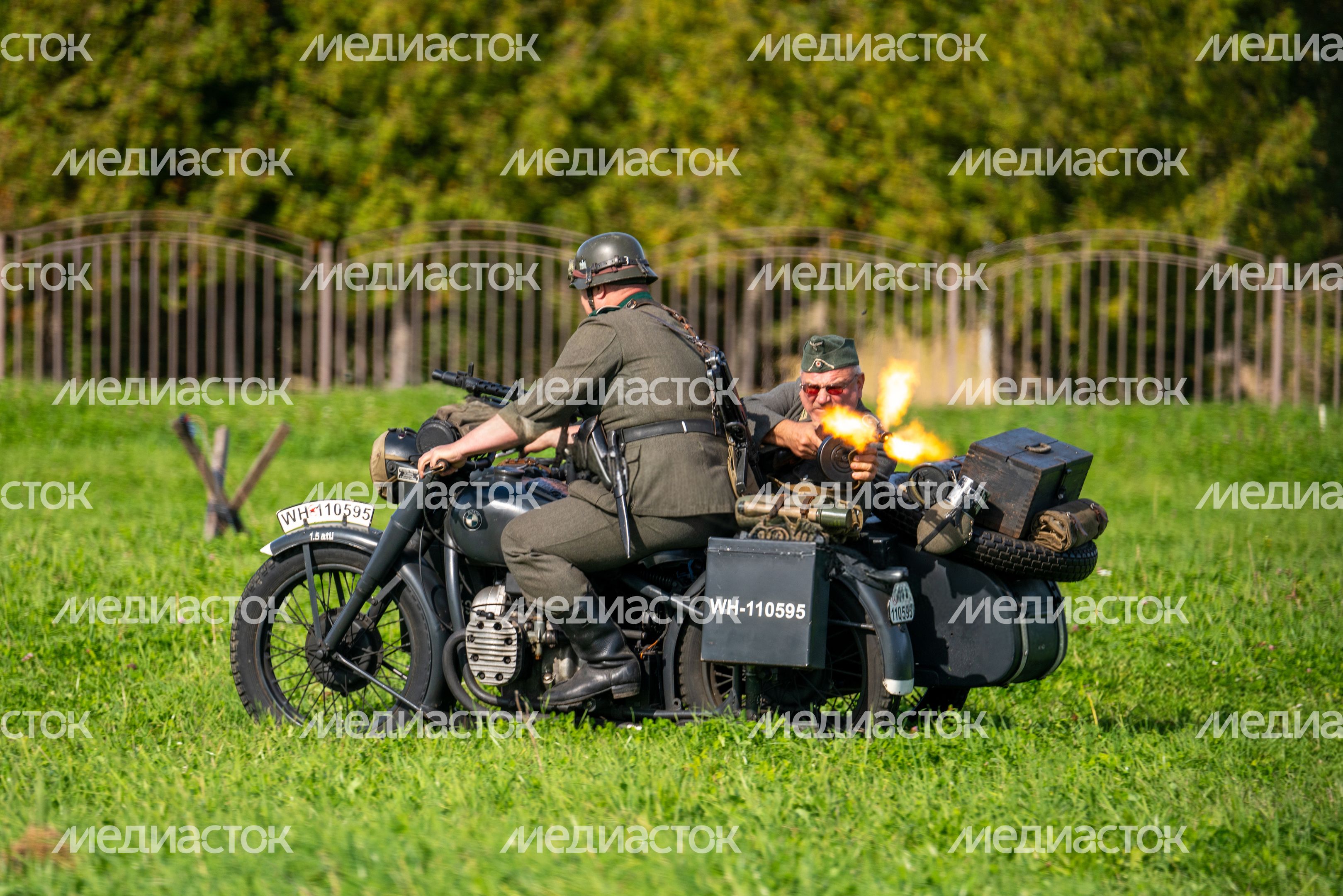 Немецкие солдаты едут на мотоцикле в военно-исторической реконструкции Битвы за Москву Немецкие солдаты едут на мотоцикле в военно-исторической реконструкции Битвы за Москву