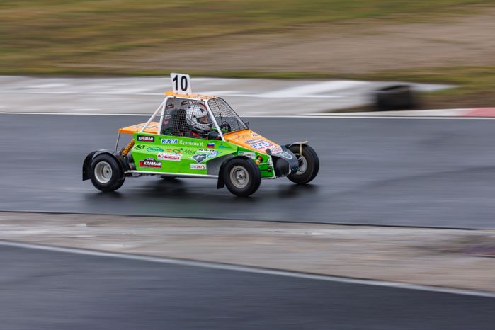 Детский заезд на мини-багги на гоночной трассе ADM Raceway в Мячково