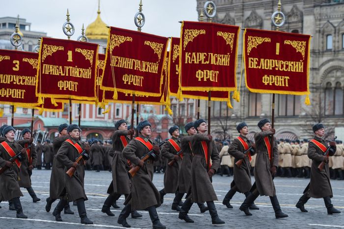 Торжественный марш в честь парада 1941 года на Красной площади в Москве