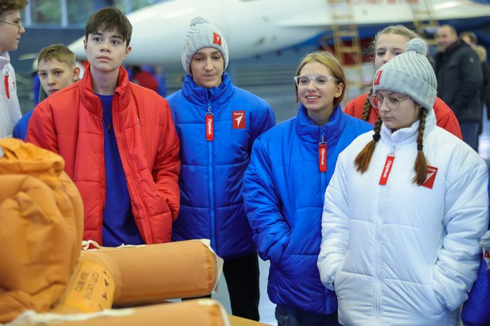 Активисты "Движения первых" встретились с участниками пилотажных групп "Стрижи" и "Русские витязи"