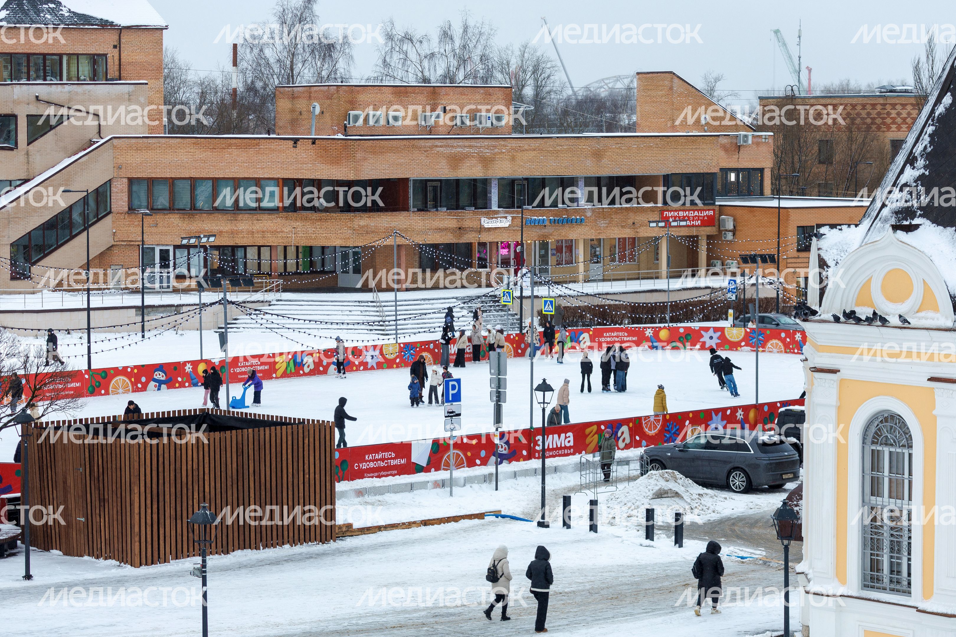 Каток на Торговой площади в Дмитрове Каток на Торговой площади в Дмитрове