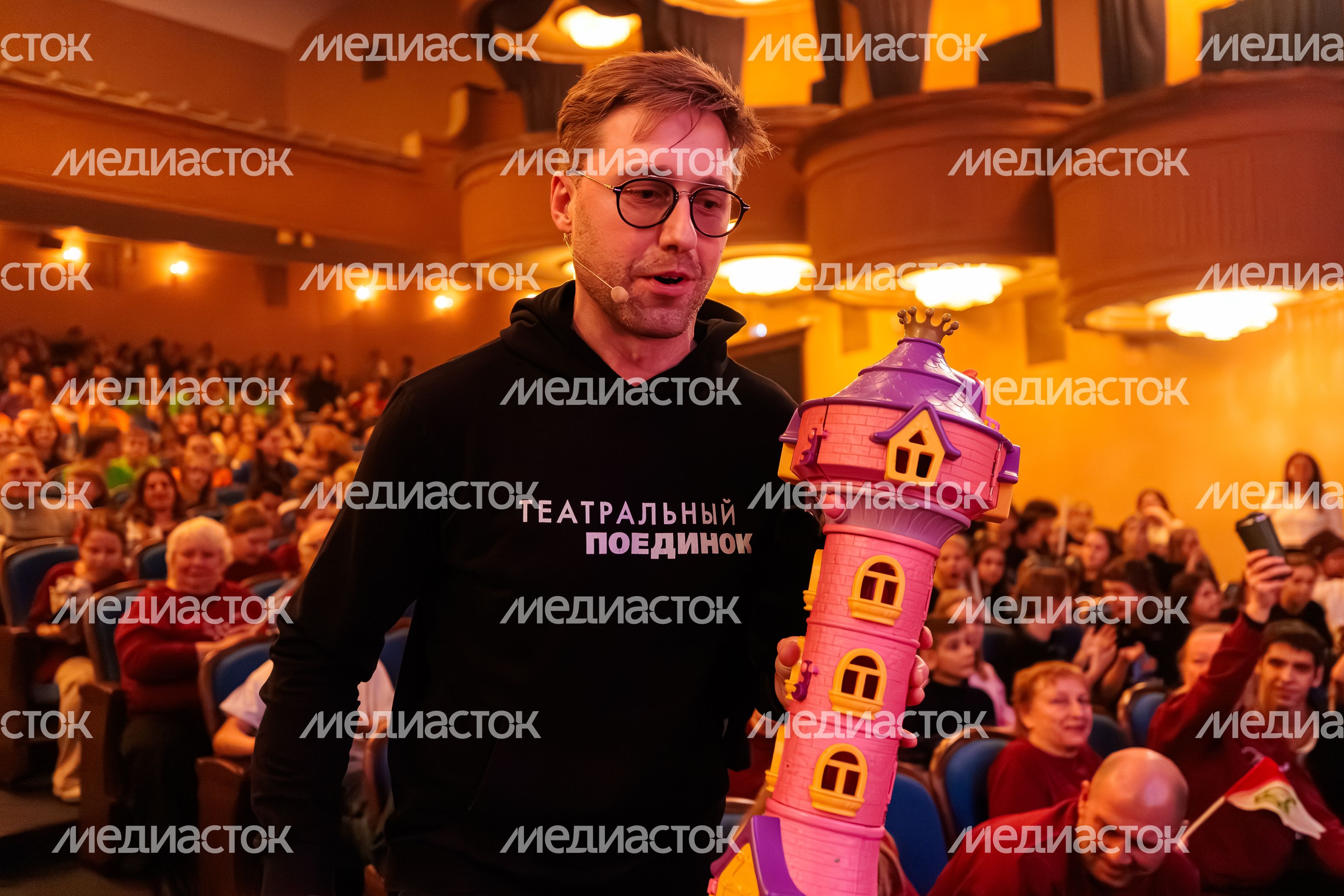 Ведущий финального матча проекта «Театральный поединок» Михаил Грищенко Ведущий финального матча проекта «Театральный поединок» Михаил Грищенко