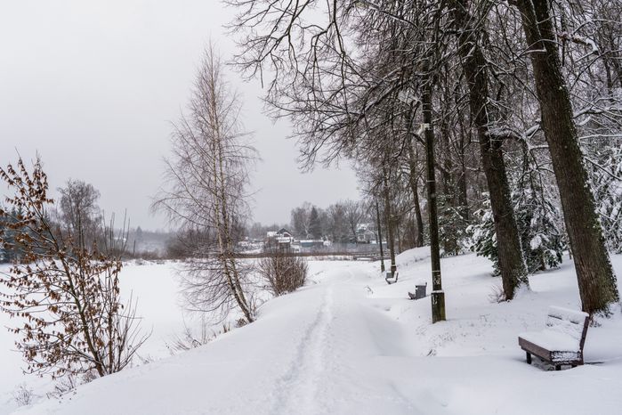 Набережная Холодного пруда в Высоковском городском парке культуры и отдыха «Березовый» в округе Клин зимой