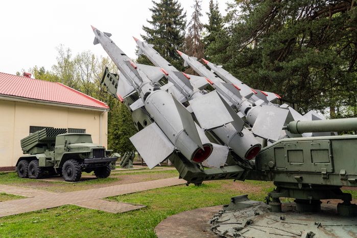 Четырехбалочная пусковая установка зенитных ракет комплекса С-125 у Ленино-Снегиревского военно-исторического музея