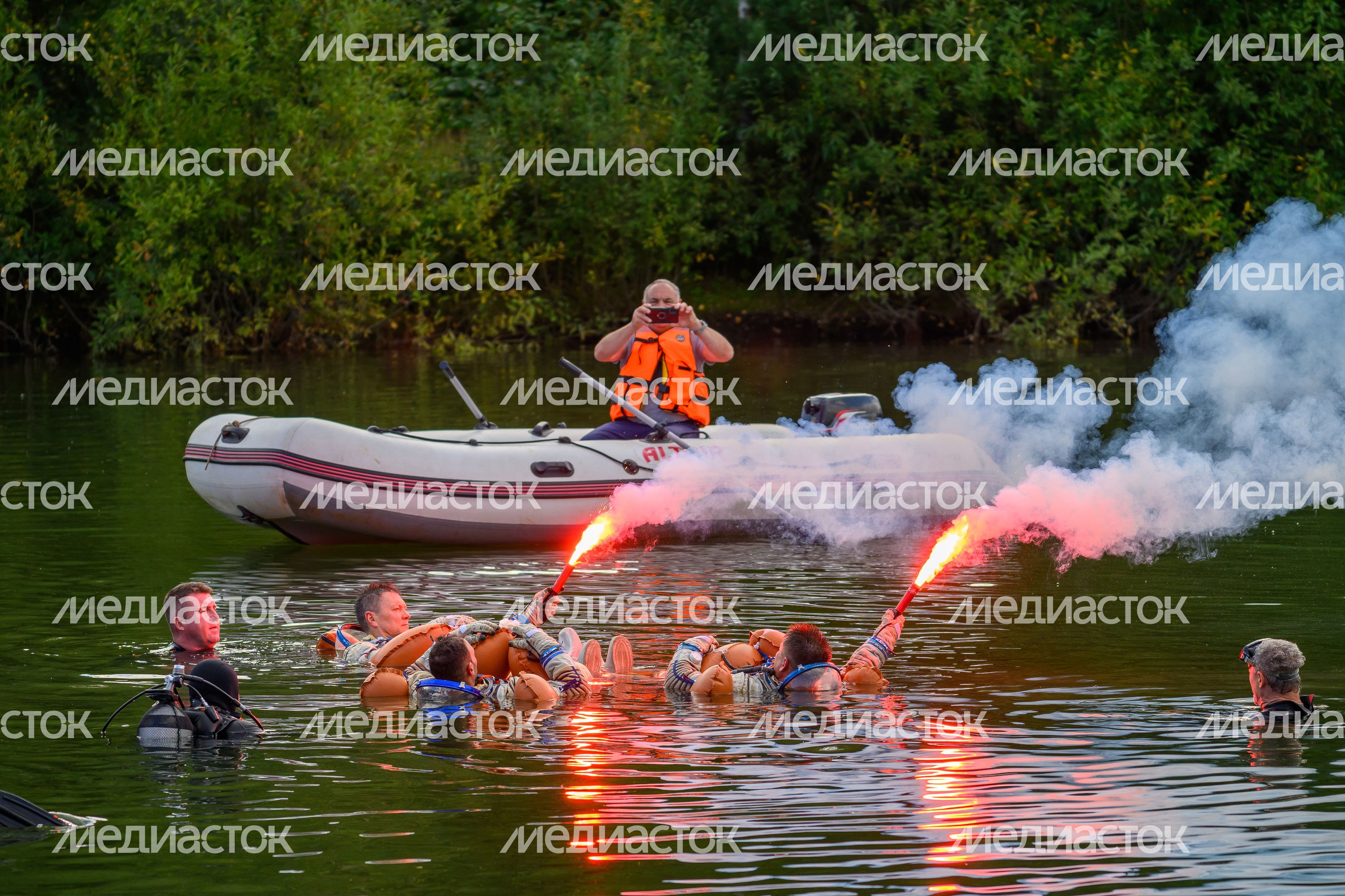 Тренировка космонавтов по действиям после посадки на водную поверхность в Ногинском спасательном центре МЧС России Тренировка космонавтов по действиям после посадки на водную поверхность в Ногинском спасательном центре МЧС России