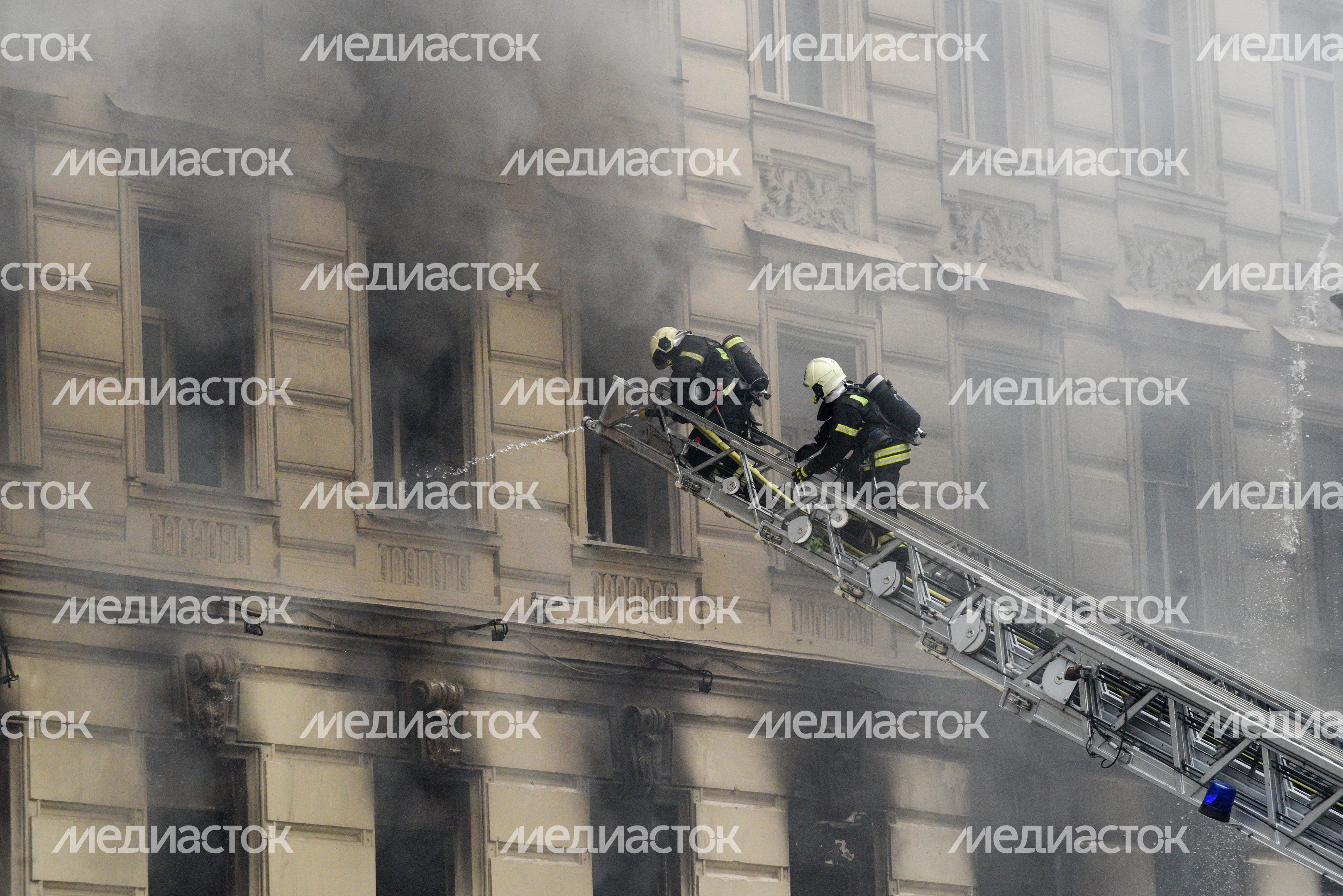 Пожар в реставрируемом здании на Тверской улице в Москве