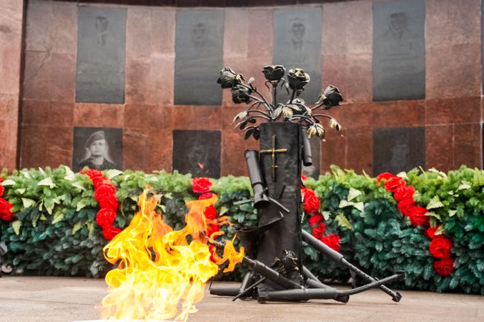 Губернатор возложил цветы к мемориалу погибших разведчиков 45-й отдельной бригады ВДВ