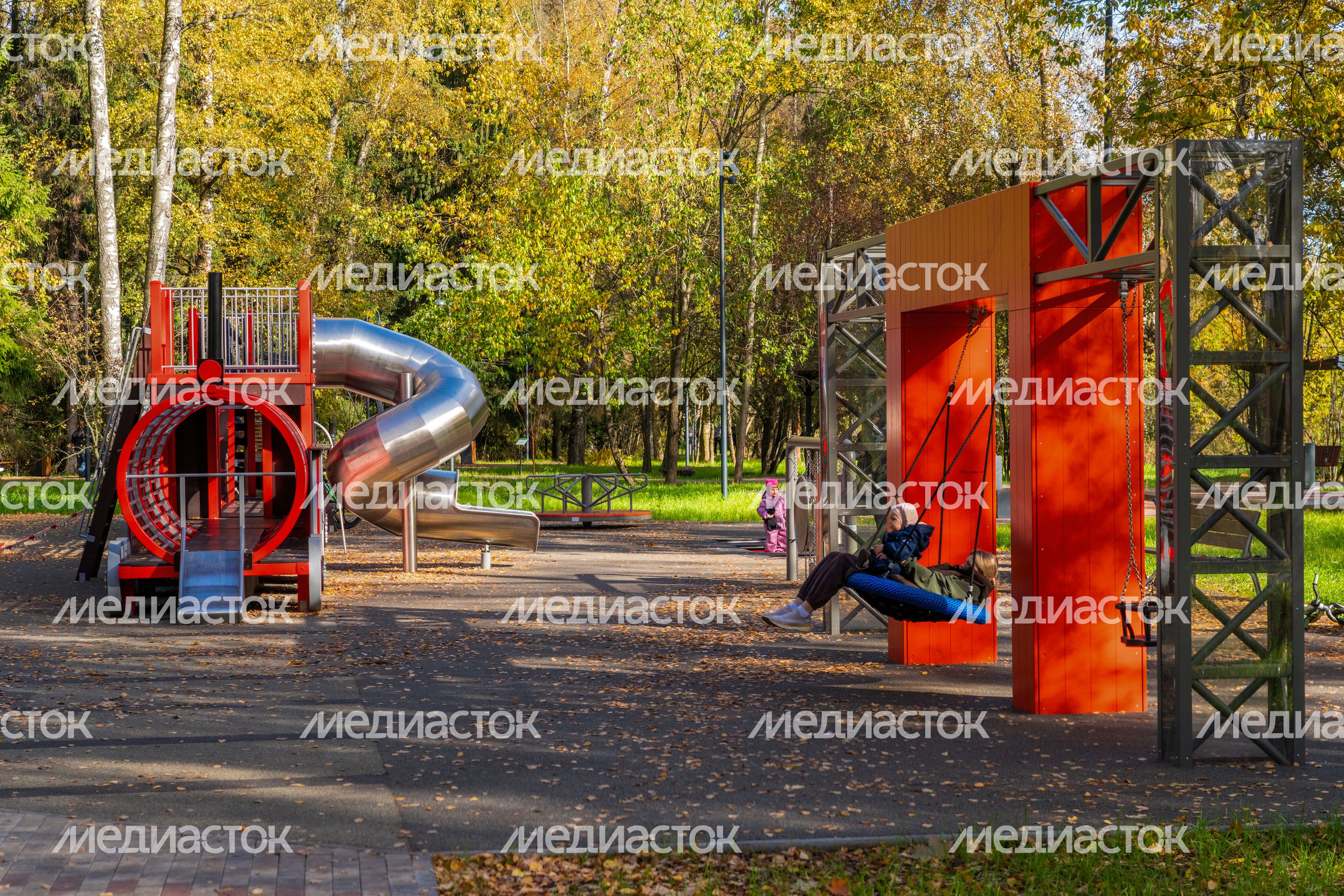 Детская игровая площадка в благоустроенном сквере микрорайона Депо города Лобня осенью Детская игровая площадка в благоустроенном сквере микрорайона Депо города Лобня осенью