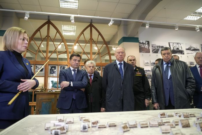 Андрей Воробьев, Николай Патрушев и Игорь Щёголев посетили музей Коломенского завода