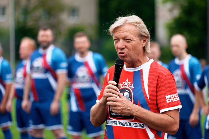 Футболист Василий Иванов сыграл в команде легенд футбола против жителей Люберец в проекте «Выходи во двор» в Малаховке