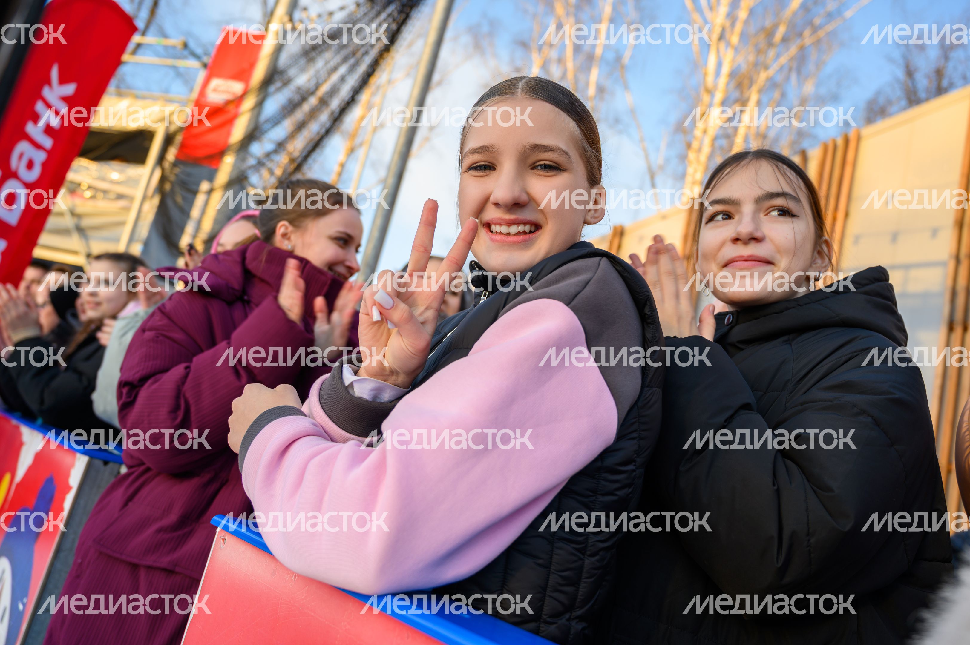 Зрители фестиваля фигурного катания «Хрустальный лед» в Центральном парке культуры и отдыха Пушкино Зрители фестиваля фигурного катания «Хрустальный лед» в Центральном парке культуры и отдыха Пушкино