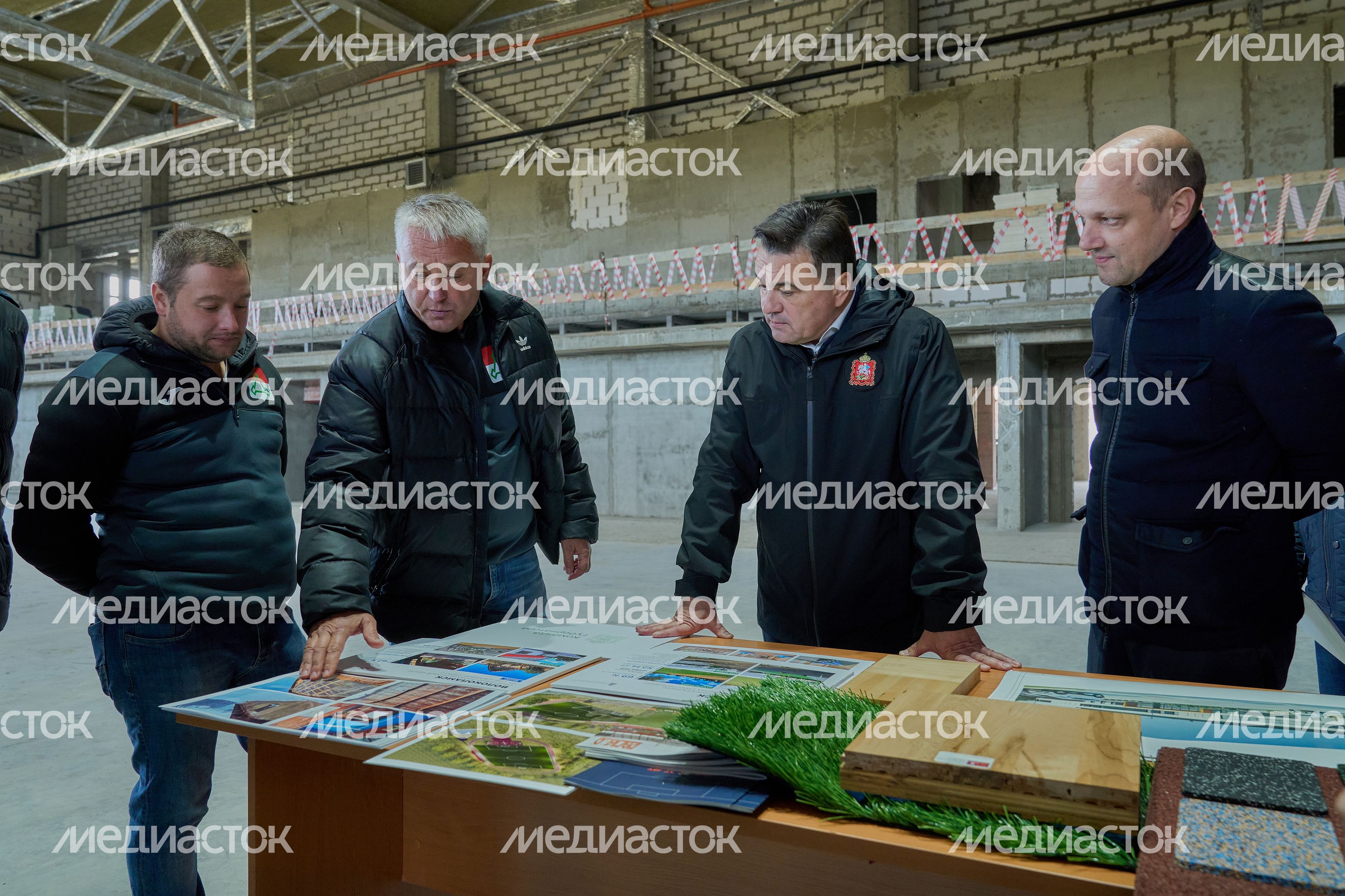 Проверка хода строительства ФОКа с крытым катком в Волоколамске Губернатором Подмосковья