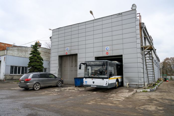 Мойка кузова автобуса перед отправлением в рейс