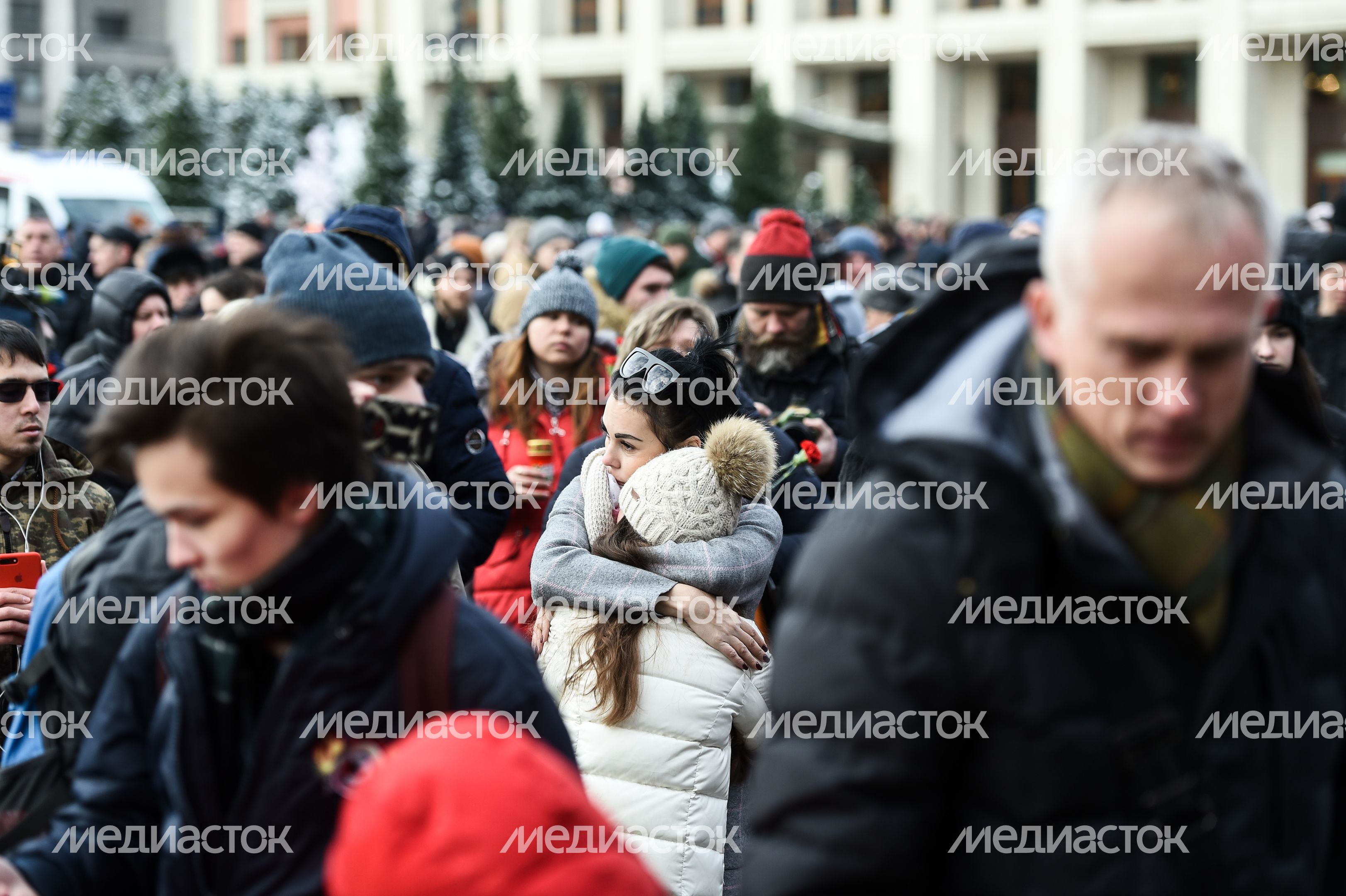 Акция в память о погибших в Кемерове на Манежной площади в Москве