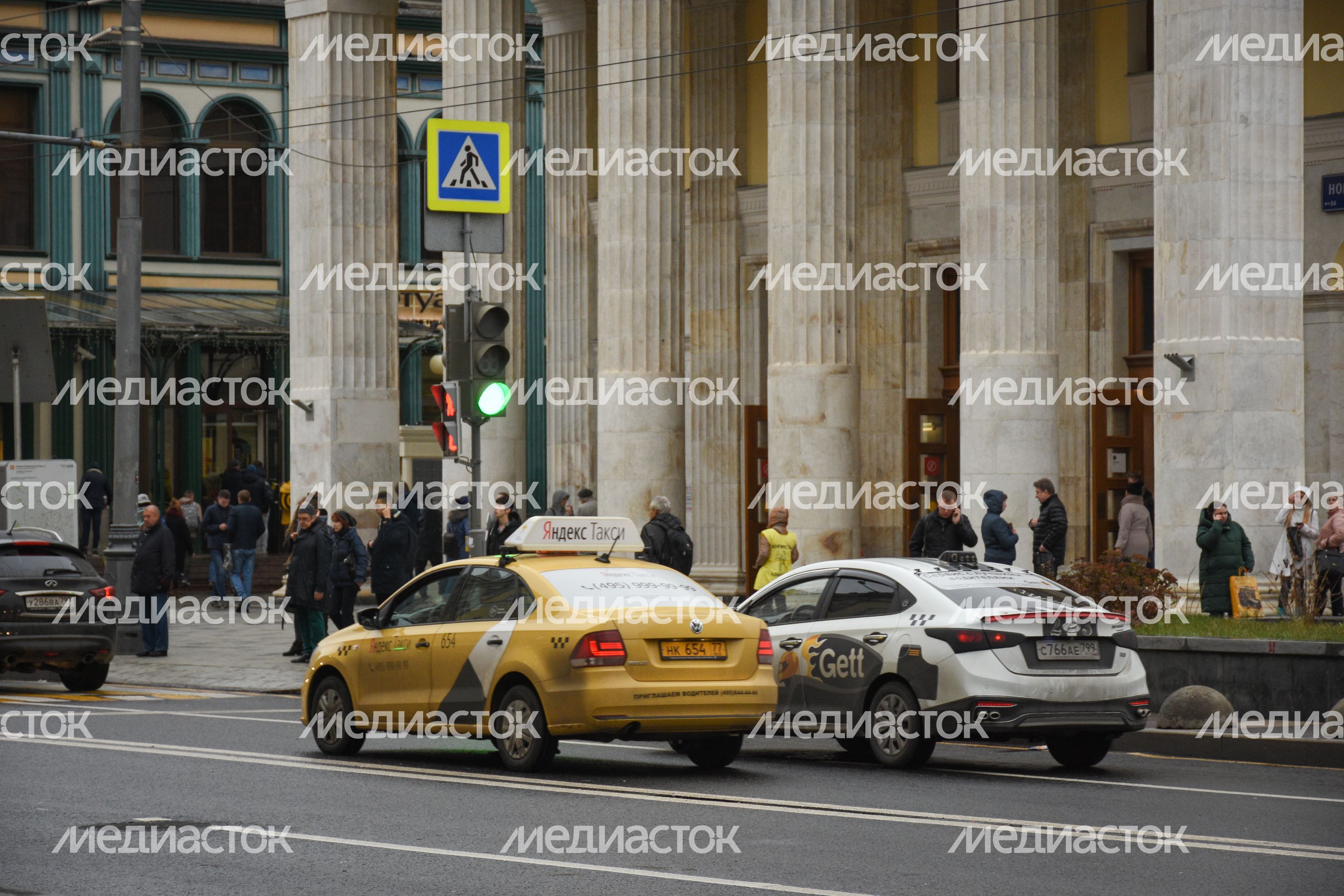 Повседневная жизнь города в Москве осенью