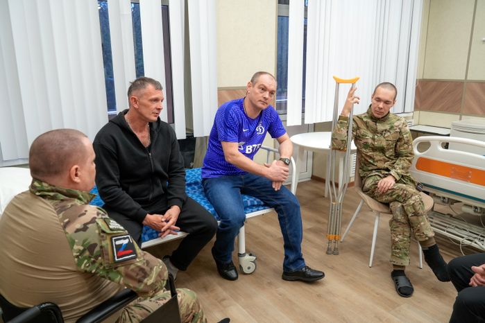 Андрей Воробьев навестил бойцов СВО в санатории "Солнечногорский"