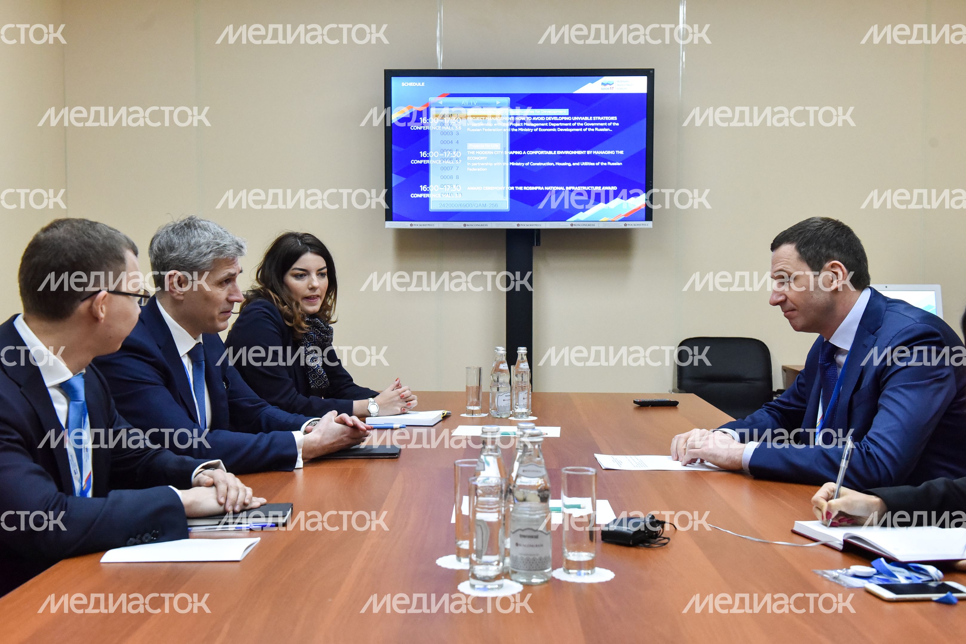 Встреча представителей правительства Подмосковья и компаний Метро и Mars прошла в рамках форума в Сочи