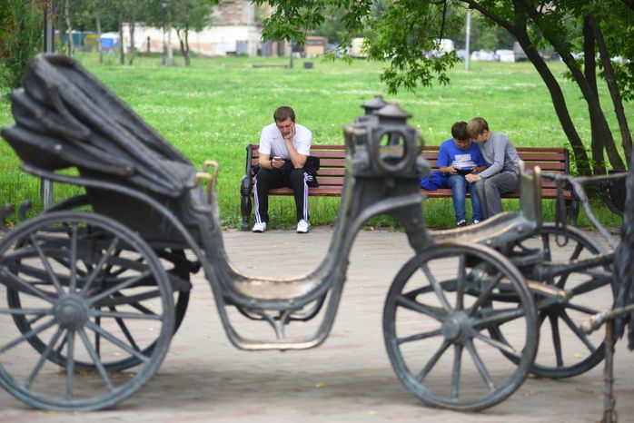 Горожане в парке в Долгопрудном